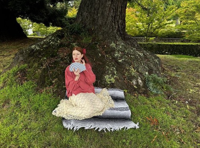 Suzanne, ApricotMoondrops Tarot, seated beneath a great tree